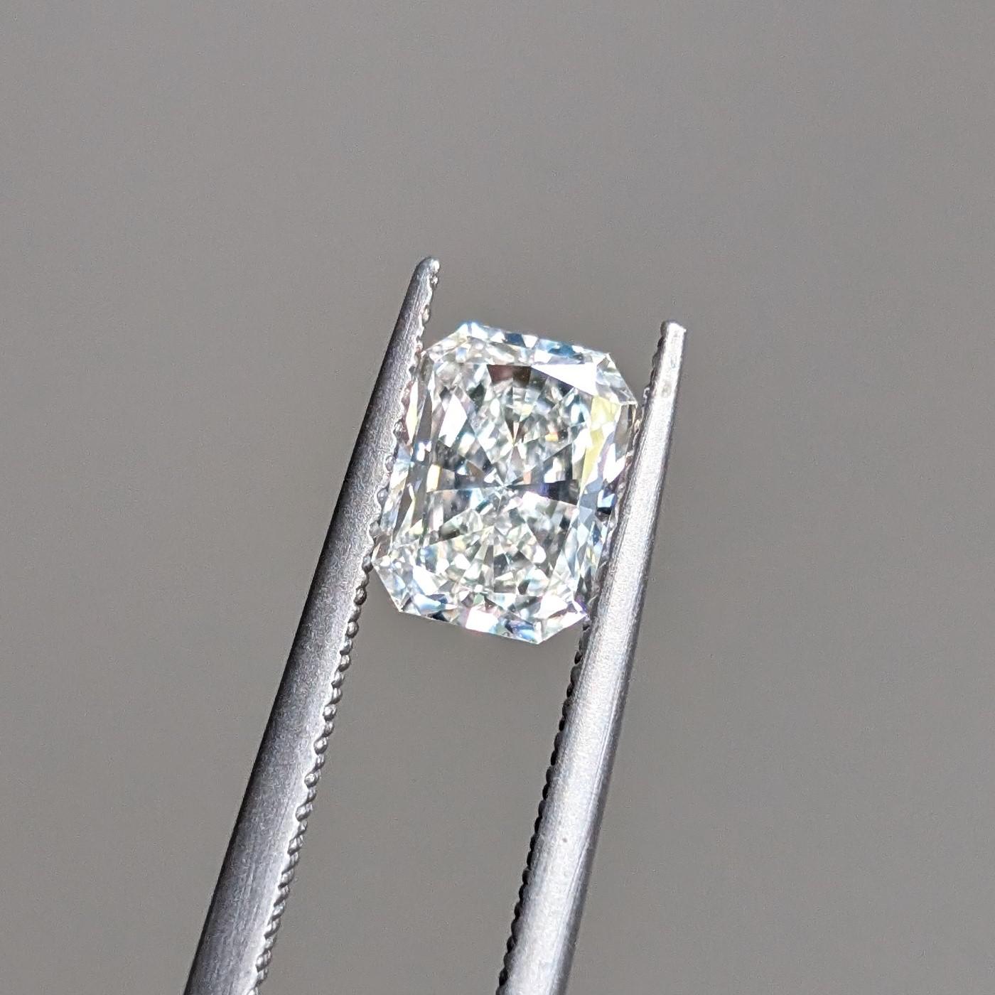 Loose radiant cut diamond