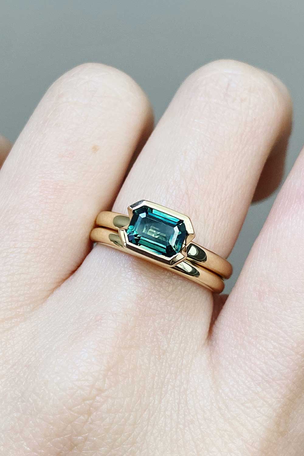 Engagement rings emerald cut with green sapphire