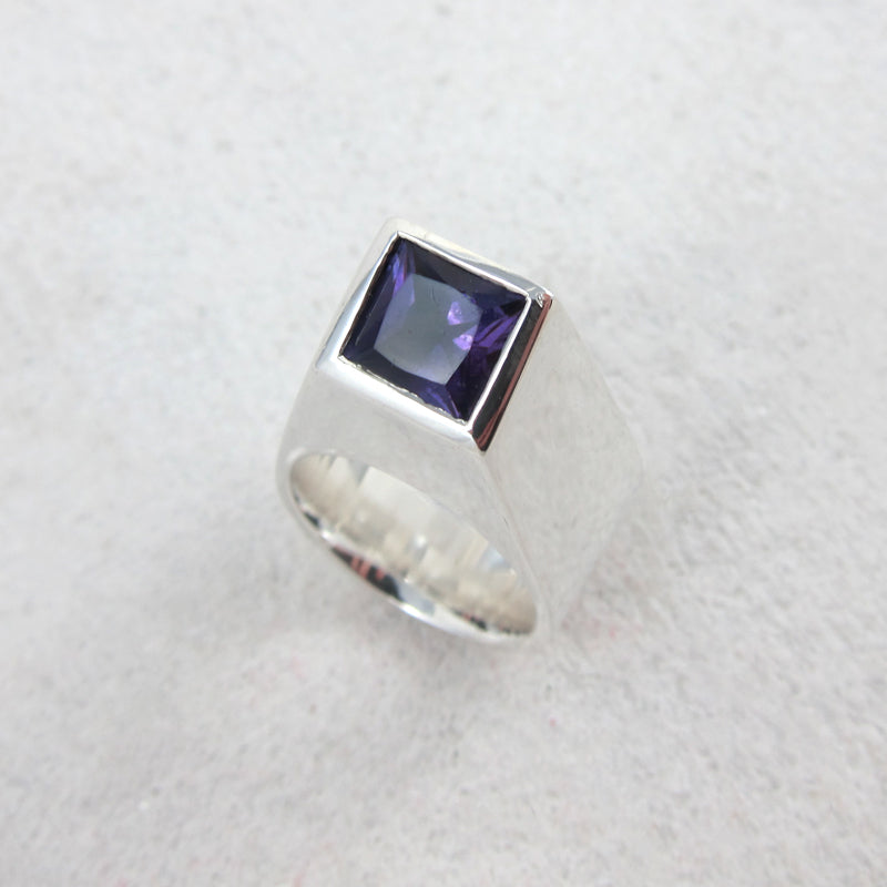 Angle amethyst ring top