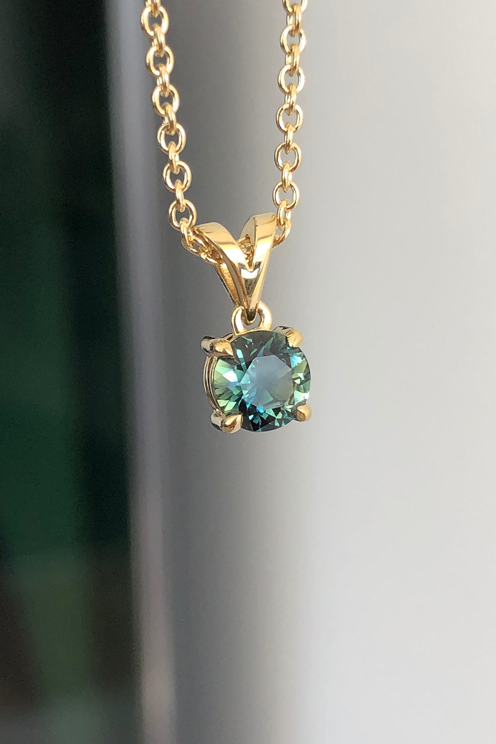 Australian sapphire pendant in yellow gold