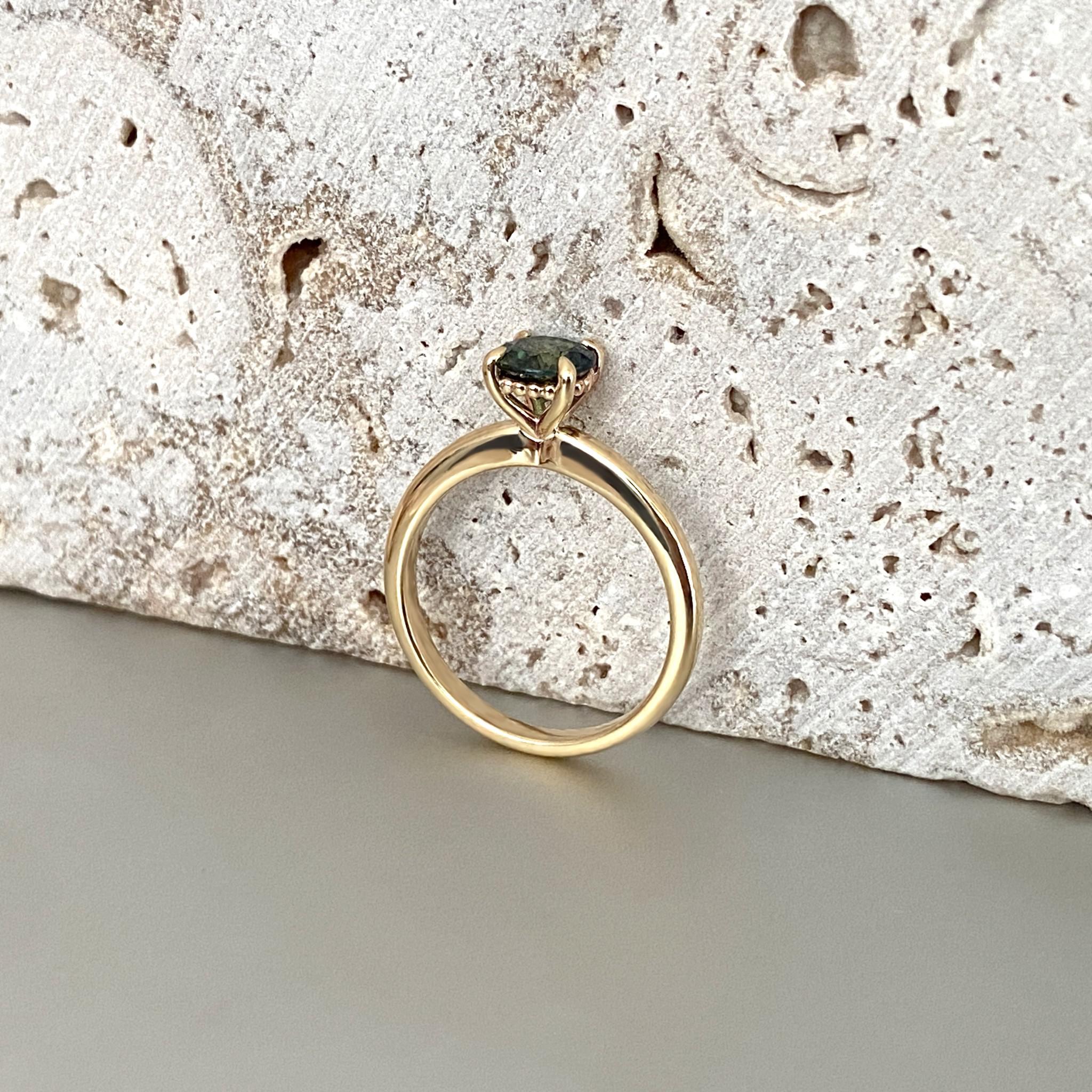 Four claw engagement ring side view