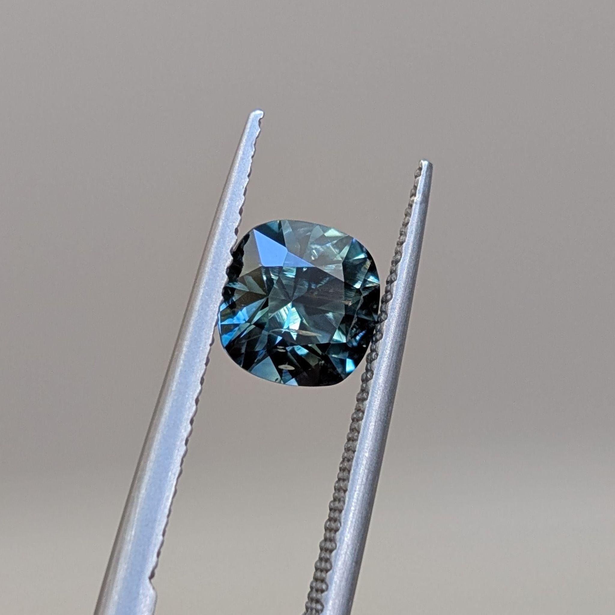 Side profile of cushion sapphire – Depth and structure of the gem showcased with light contrast