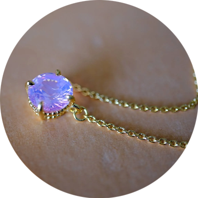 Opalescent sapphire gold solitaire necklace
