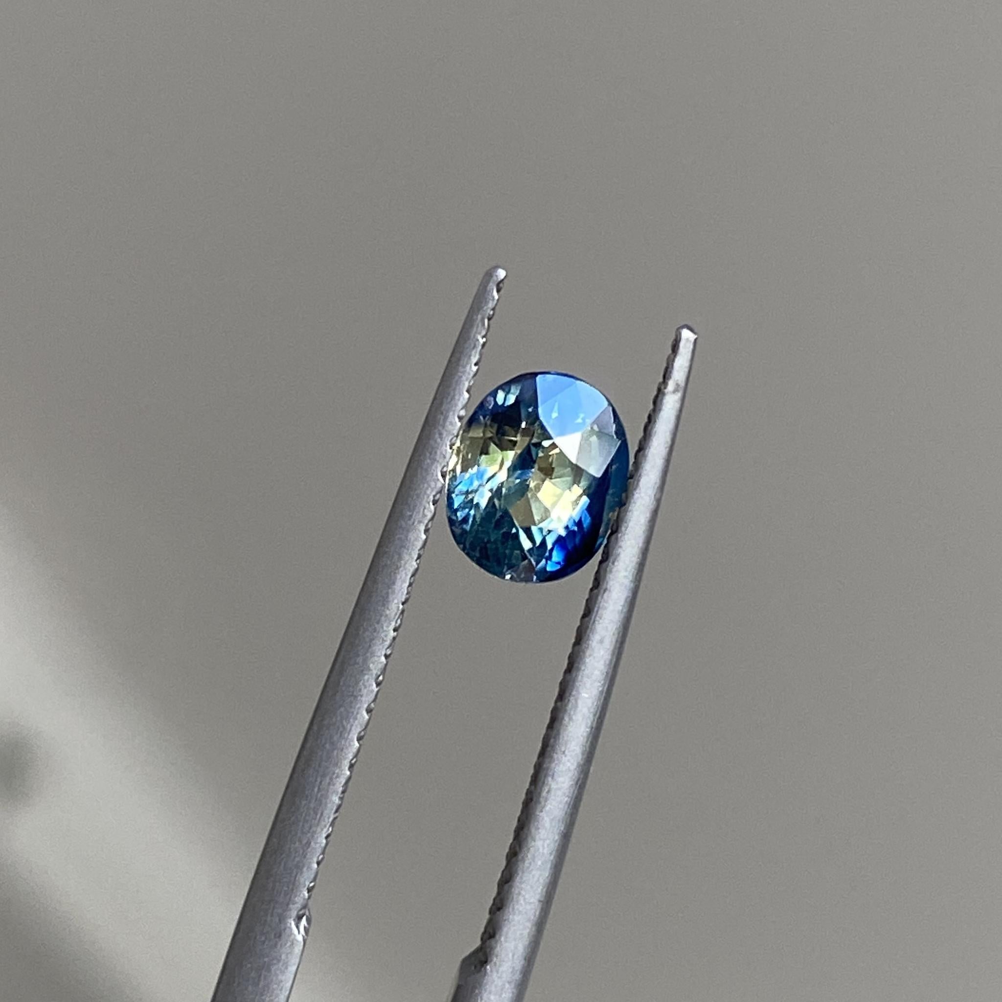 Bicolour parti sapphire showcasing its striking blue and yellow gradient.