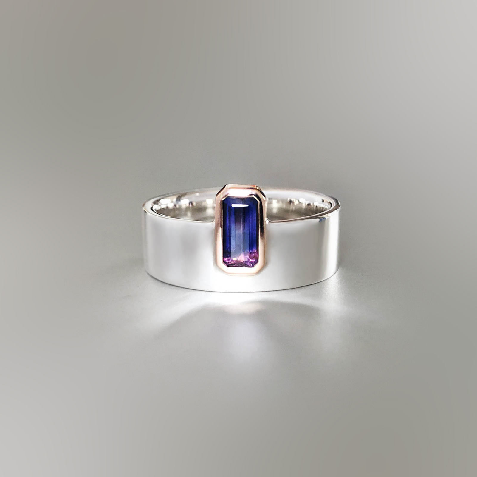 Tanzanian sapphire ring in rose gold and palladium-based sterling silver
