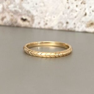 Engraved gold wedding ring from the AURA collection
