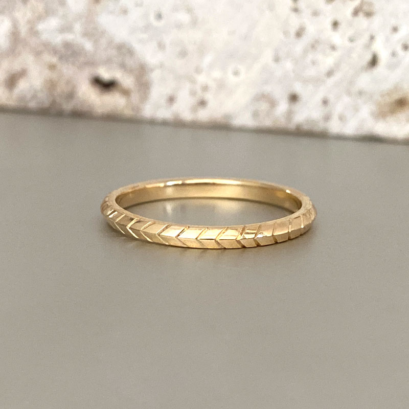 Engraved gold wedding ring